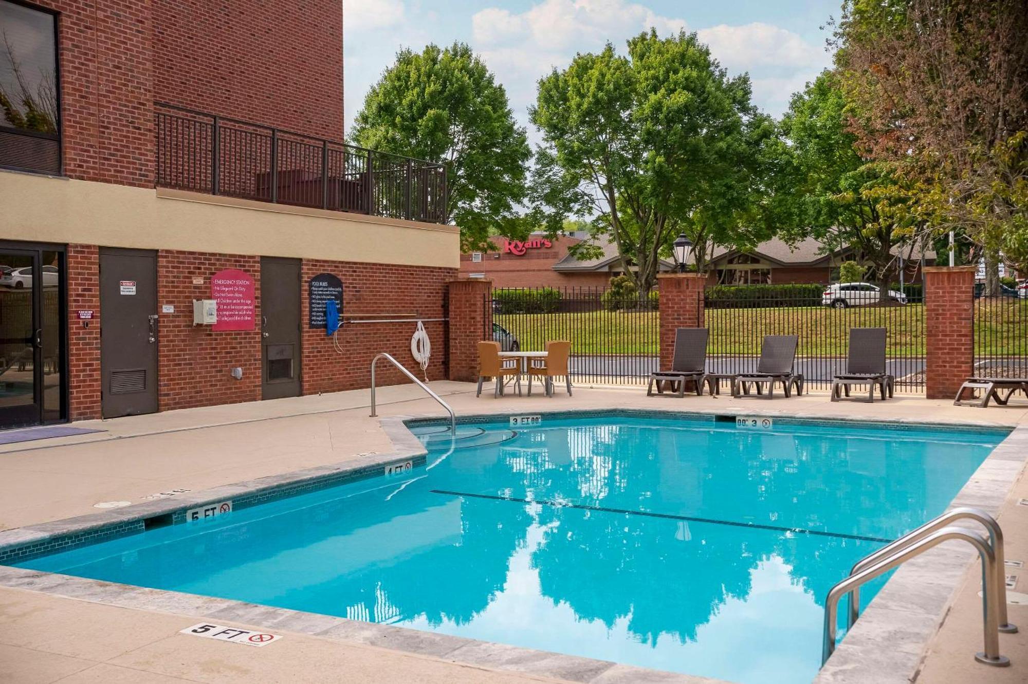 Comfort Suites Outlet Center Asheville Exterior photo